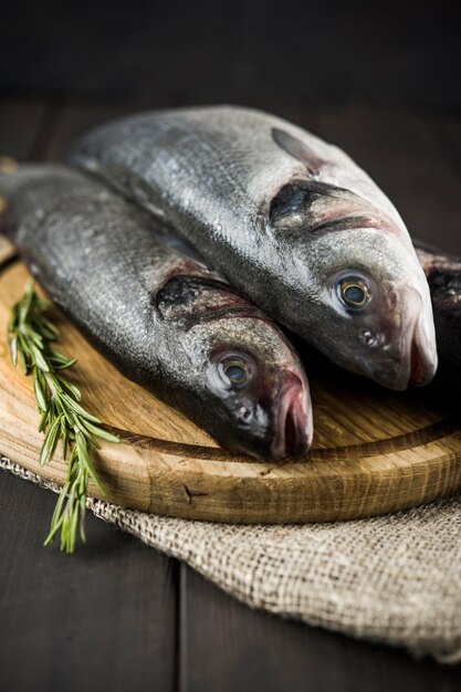 Foto hochwinkelfisch mit kräutern