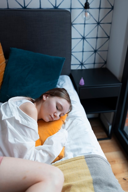 Foto hochwinkelige frau, die im bett schläft