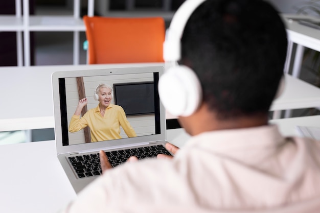 Foto hochwinkeliger mann, der einen videoanruf tätigt