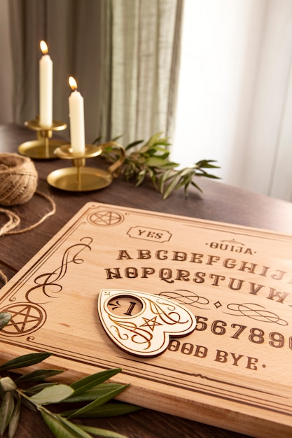 Foto hochwinkeliges ouija-brett und kerzen