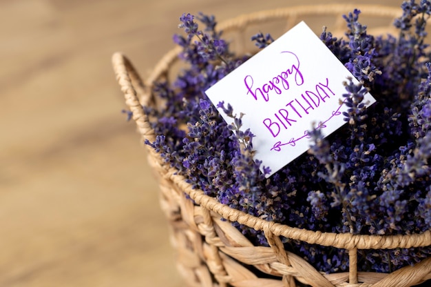 Foto hochwinkelkorb mit lavendel