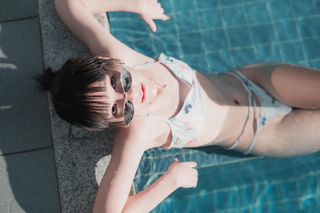 Hochwinkelporträt einer Frau im Schwimmbad