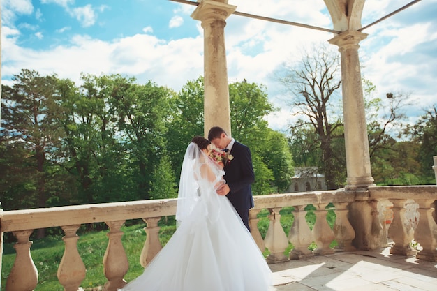 Hochzeit, Bräutigam und Braut, die Hände neben altem Schloss halten