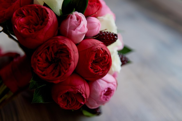 Foto hochzeit brautstrauß in rot rosa weißhochzeitsblumen hochzeitsartikel und accessoires