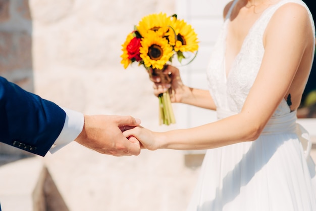 Hochzeit Brautstrauß von Sonnenblumen in den Händen der Braut