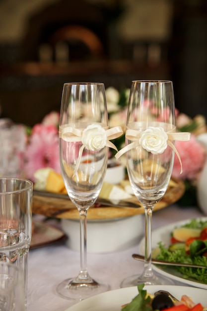 Hochzeit. Champagnergläser für Braut und Bräutigam