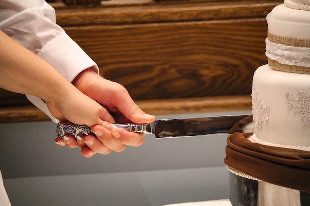 Foto hochzeit, das schneiden der torte