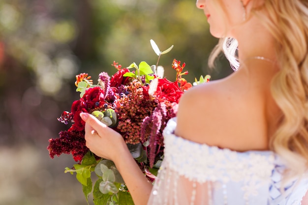 Hochzeit eines jungen Paares mit einem Spaziergang durch den grünen Park.