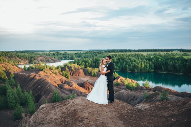 Hochzeit eines schönen Paares vor dem Hintergrund einer Schlucht