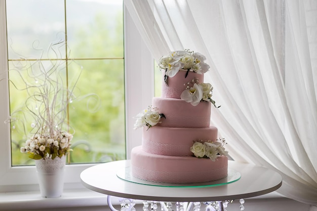 Hochzeit festliche mehrstöckige Torte in weißem Ton