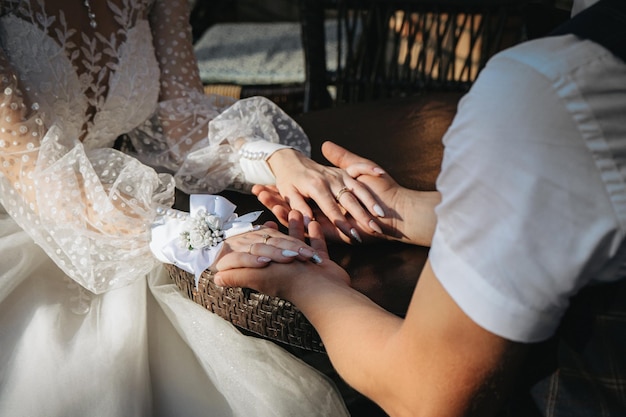 Hochzeit festliche Zeremonie die Braut und der Bräutigam halten sich an den Händen