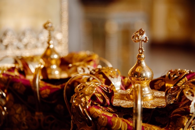 Hochzeit goldene Kronen bereit für die orthodoxe Kirche der Hochzeitszeremonie.