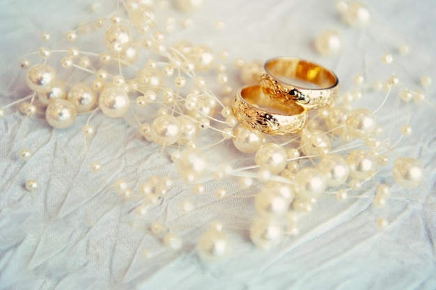 Hochzeit goldene Ringe und Perlen