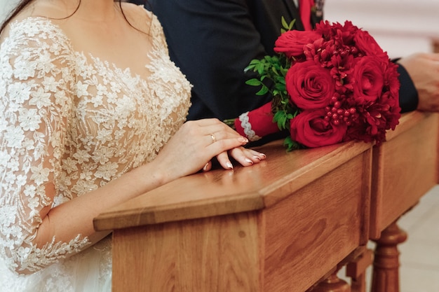 Hochzeit. Hochzeitsblumenstrauß von den bunten Rosen in der Hand der Braut.