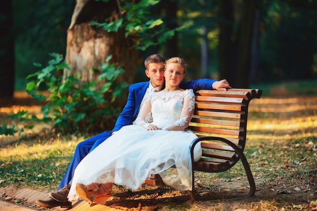 Hochzeit in der Natur grünen Wald küssen