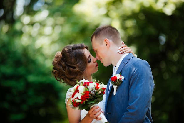 Hochzeit. Junges Paar, kürzlich verheiratet, Händchen haltend