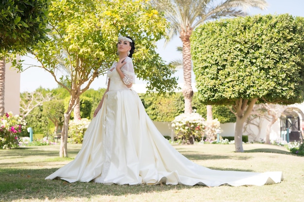 Hochzeit. Mode für Hochzeitskleider. Hochzeitszeremonie mit hübscher Frau im schönen Kleid. Hochzeitsmode im Sommer. Moderne Braut.