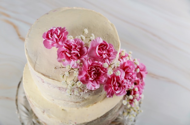 Hochzeit nackte Torte mit rosa Blumen verziert