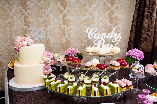 Hochzeit oder Geburtstag leckere Dekorationen. Schokoriegel. Süßer Tisch