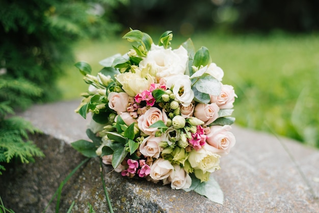 Hochzeit rustikaler Blumenstrauß auf dem alten Stein