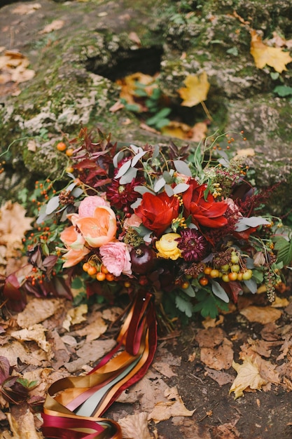 Hochzeit schöner Blumenstrauß aus verschiedenen frischen Blumen gesammelt