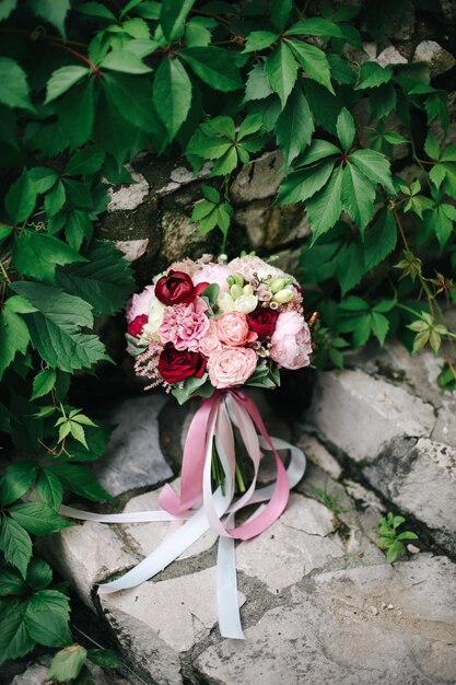 Hochzeit schöner Blumenstrauß aus verschiedenen frischen Blumen gesammelt