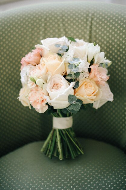 Hochzeit schöner Blumenstrauß aus verschiedenen frischen Blumen gesammelt