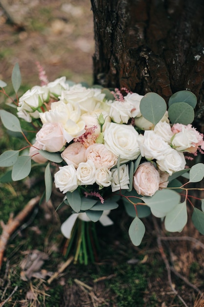 Hochzeit schöner Blumenstrauß aus verschiedenen frischen Blumen gesammelt