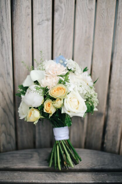 Hochzeit schöner Blumenstrauß aus verschiedenen frischen Blumen gesammelt