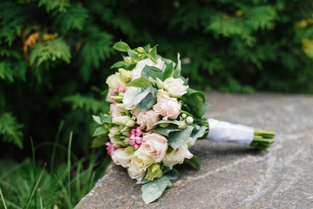 Hochzeit schöner rustikaler Blumenstrauß auf dem alten Stein