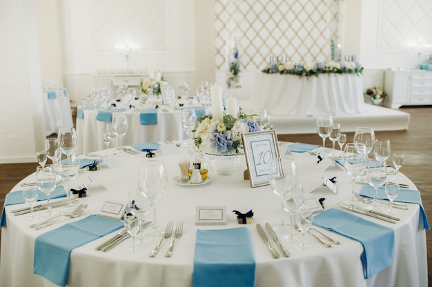 Hochzeit Tischdekoration mit blauen Blumen auf dem Tisch in der Tischdekoration des Restaurants zum Abendessen bei der Hochzeit