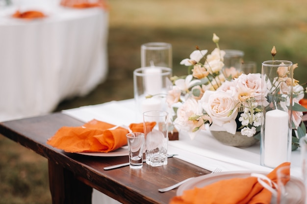 Hochzeit Tischdekoration mit Blumen auf dem Tisch, Esstischdekoration.