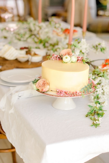 Hochzeit Tischdekoration mit gelbem Kuchen