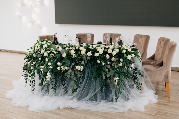 Hochzeit Tischdekoration mit weißen Blumen