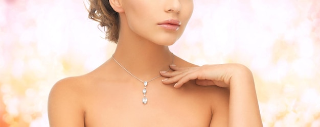 hochzeits-, braut-, schmuck- und luxuskonzept - schöne frau, die glänzende diamanthalskette trägt