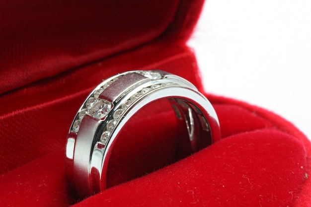 Hochzeits-Diamant-Ring im roten Kasten