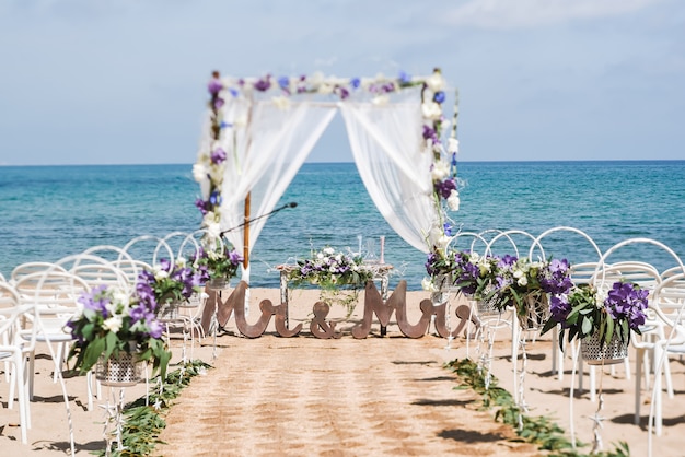 Hochzeits-Setup am Strand