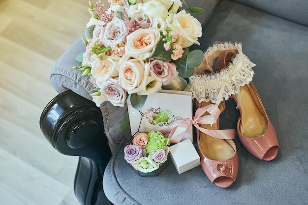 Hochzeitsaccessoires der braut wie schuhe mit hohen absätzen, blumenstrauß, ohrringe und strumpfband