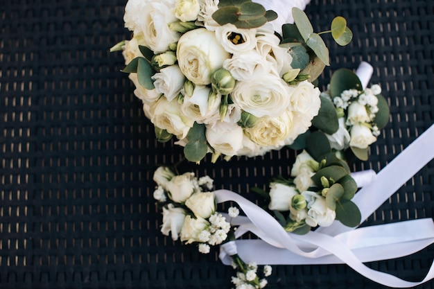 Hochzeitsaccessoires Weißer Brautstrauß und weißer Ansteckblume für den Bräutigam