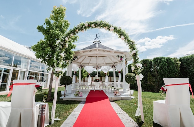 Hochzeitsaltar mit blauem Himmel