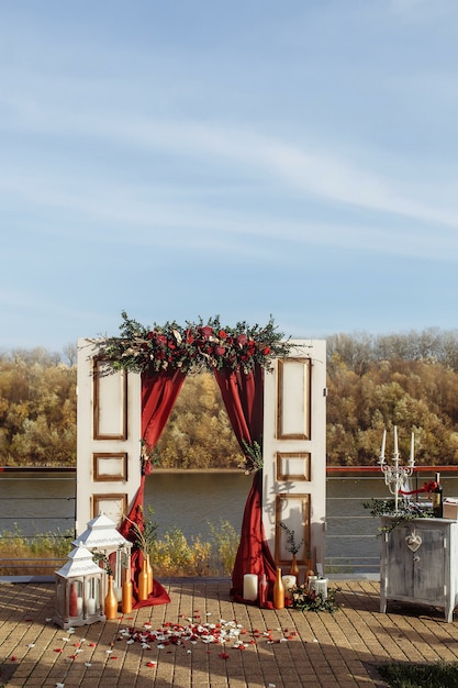 Hochzeitsarrangement mit Türen und Rosen