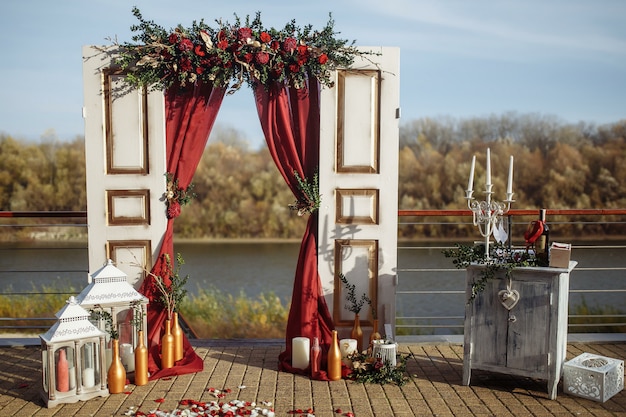 Hochzeitsarrangement mit Türen und Rosen