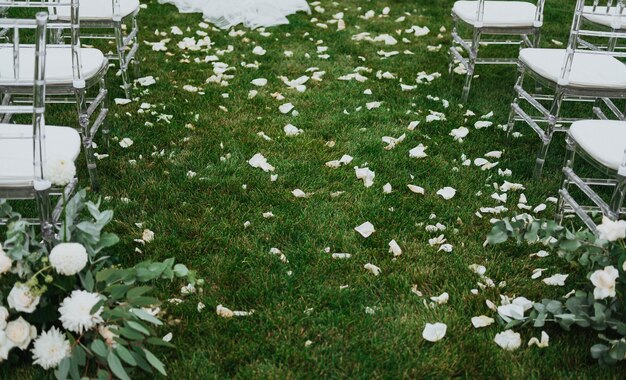 Hochzeitsattribute und Blumenarrangements auf dem Rasen