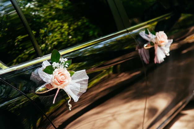 Hochzeitsauto mit Blumen geschmückt