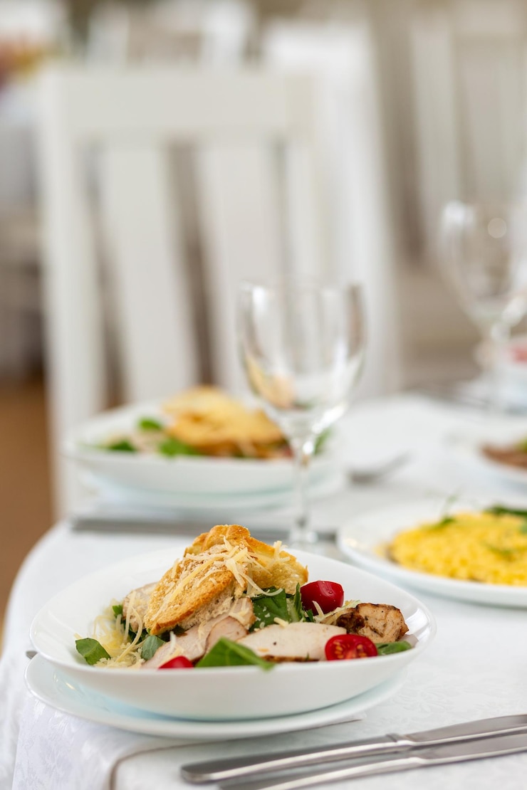 Foto hochzeitsbankett im restaurant mit überdachtem runden tisch für die gäste