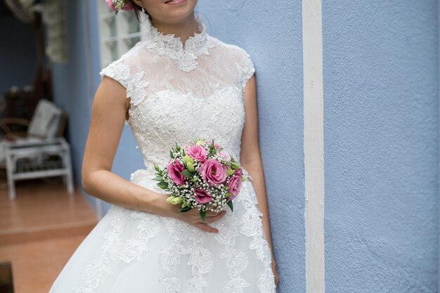 Hochzeitsblume, Frau, die am Hochzeitstag bunten Blumenstrauß mit den Händen hält