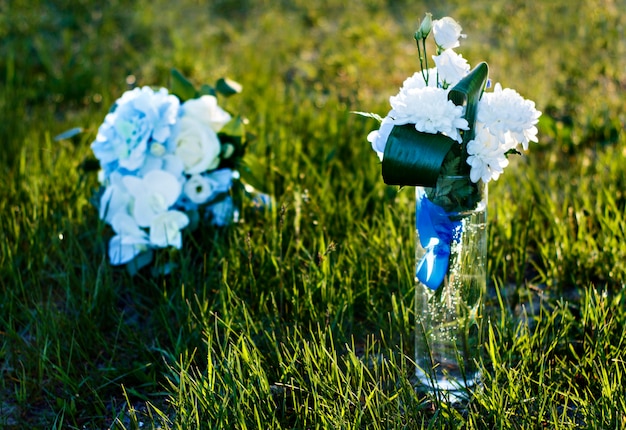 Hochzeitsblumen im Sommer. Verlassen Sie die Hochzeitszeremonie am Wasser.