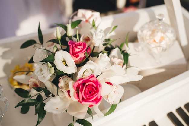 Hochzeitsblumenanordnung für weißen Eustoma, Orchidee und rosa Rosen