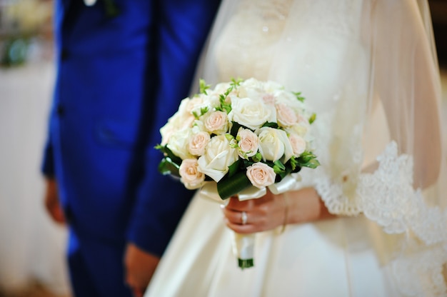 Hochzeitsblumenstrauß auf Händen der Braut