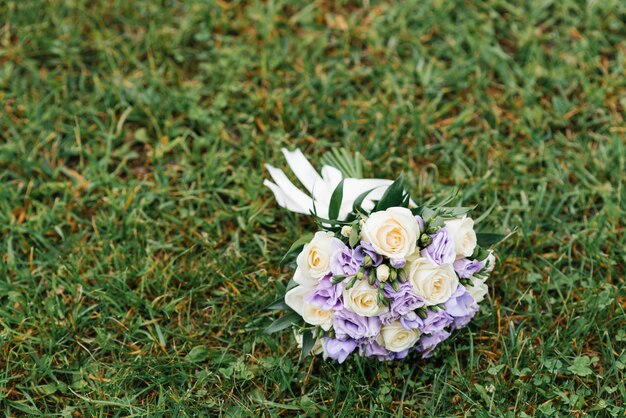 Hochzeitsblumenstrauß der lila Eustoma- und Teerose